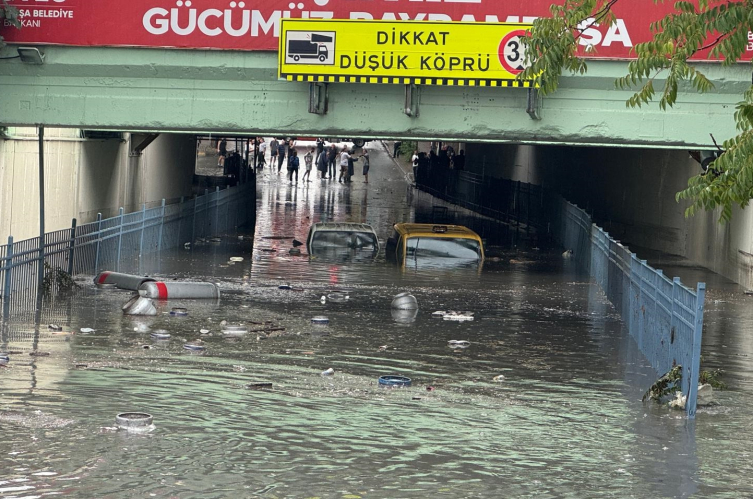 Küçükçekmece Gölü'nde hortum oluştu